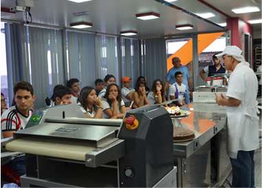 Interior de unidade móvel com estrutura de formação profissional