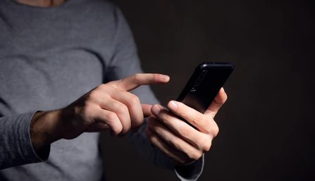 SESI e SENAI lançam cartilhas educativas sobre saúde financeira e os perigos das apostas digitais  