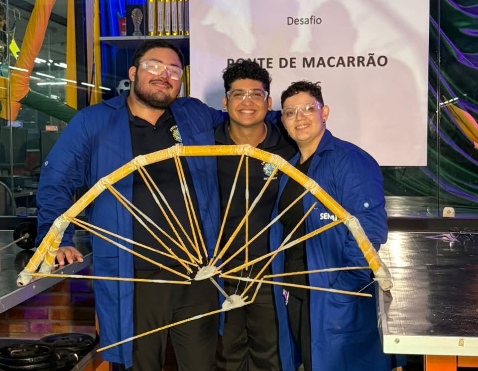 Ponte de macarrão construída por estudantes da FAETI suporta 56 kg e vence desafio na Faculdade